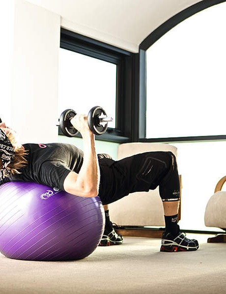 Presse pectorale avec ballon de gymnastique