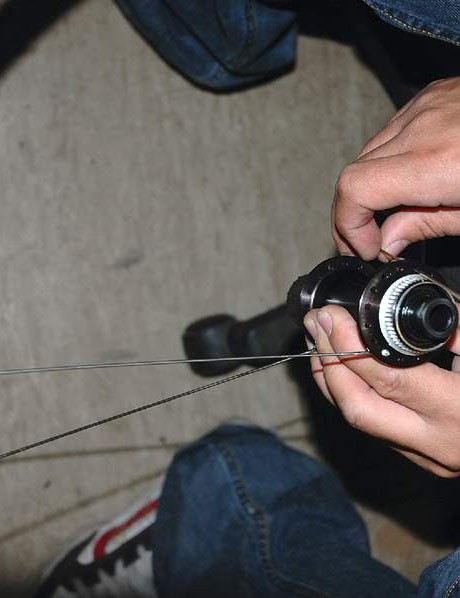 Avec le côté disque du moyeu vers le haut, comptez sept trous dans le sens des aiguilles d'une montre à partir du rayon dans la bride côté disque.