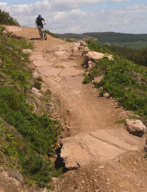 Traitez d'abord la berme, en vous assurant d'être dans la meilleure position pour faire face à la chute.