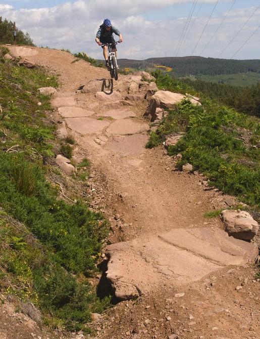 Repérez l'atterrissage et visez à caler le vélo sur le sol avec les deux roues.