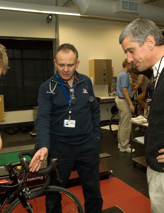 Max Testa (C) et Eric Heiden (R) travaillent avec un pilote de développement U23 dans l'Utah.