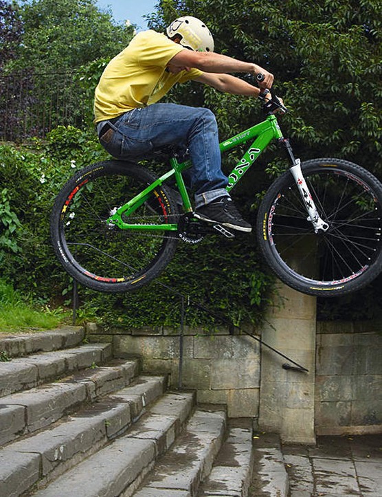 Lorsque vous sortez du bord, ne tirez pas vers le haut comme si vous vouliez obtenir plus d'air, tirez juste assez pour empêcher la roue avant de s'éloigner de vous.