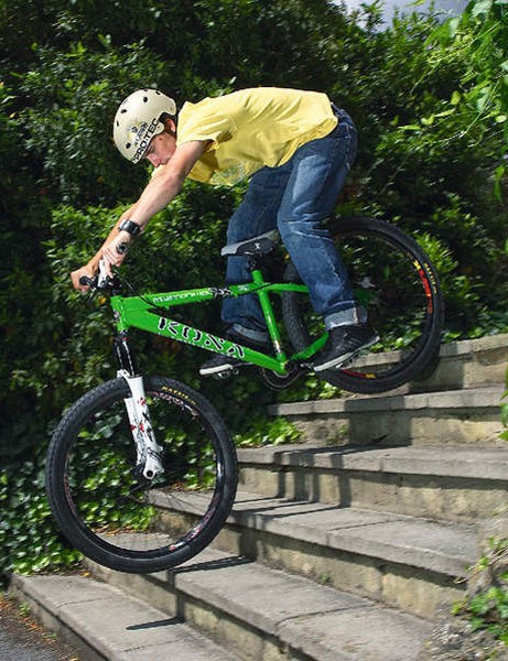 Dévaler un escalier est quelque chose que la plupart des cyclistes apprécient de temps en temps, mais si vous les comparez à des racines, les avantages hors route sont clairs.