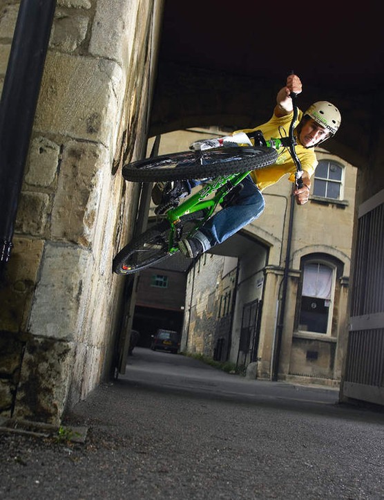 Le wallriding est une version raffinée de la technique utilisée pour s'attaquer aux berges du sentier, peut-être pour nettoyer une flaque d'eau ou des racines, sauf que sur le sentier, c'est plus facile.