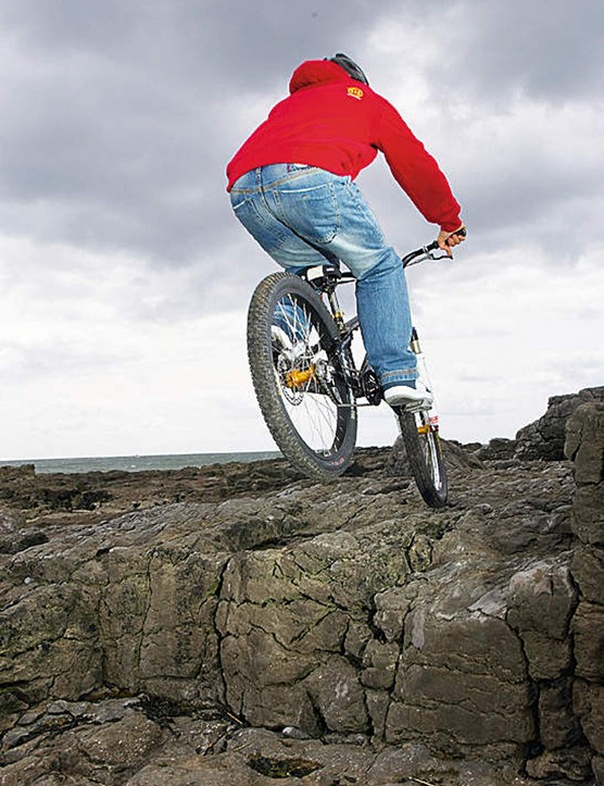 Lorsque la roue avant entre en contact avec la marche, déplacez votre poids vers l'avant sur le vélo tout en soulevant votre roue arrière du sol.