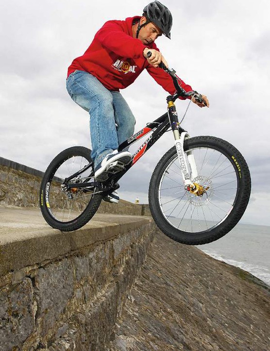 Le wheelie drop est une technique simple, bien qu'elle puisse être intimidante à apprendre car vous comptez sur la capacité de soulever la roue avant en pédalant.