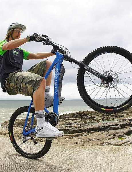 Ce n'est pas seulement une technique pour avoir des paris avec des amis - le wheelie peut être utilisé pour dégager la roue avant des flaques d'eau et autres obstacles du sentier.