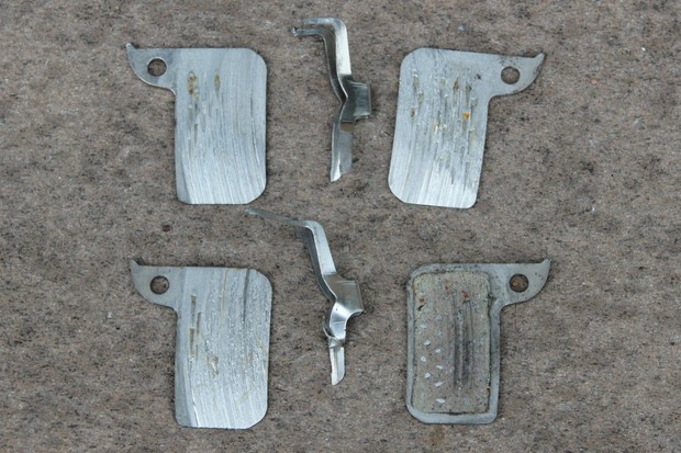 Les patins étaient complètement usés sur trois plaques de support.  Et même la surface des plaques d'appui et des parties des ressorts ont été meulées.