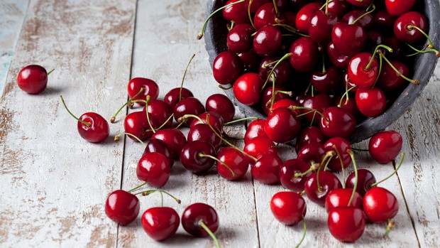 Cerises sur bois