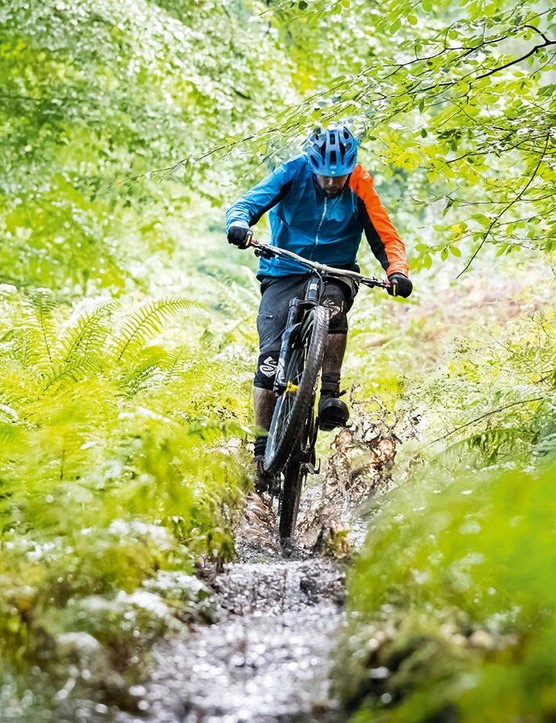 Les sentiers mouillés peuvent être difficiles à gérer