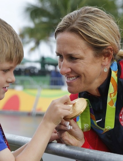 La triple médaillée d'or olympique Kristin Armstrong avec son fils Lucas à Rio