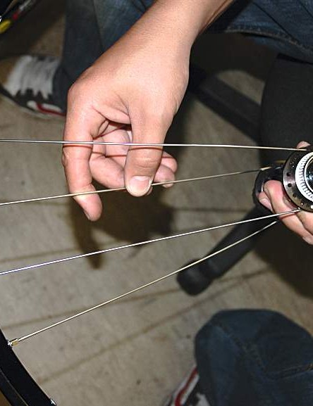 En gardant le côté disque du moyeu vers le haut, comptez sept autres trous dans le sens des aiguilles d'une montre à partir du rayon dans la bride côté entraînement.