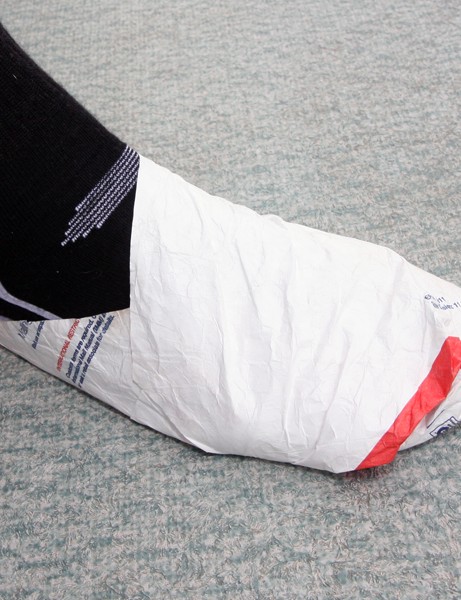 Vous détestez les chaussons ?  Essayez d'envelopper vos pieds chaussés dans du Tyvek (utilisé dans les numéros de course et les enveloppes d'expédition) avant de mettre vos chaussures.