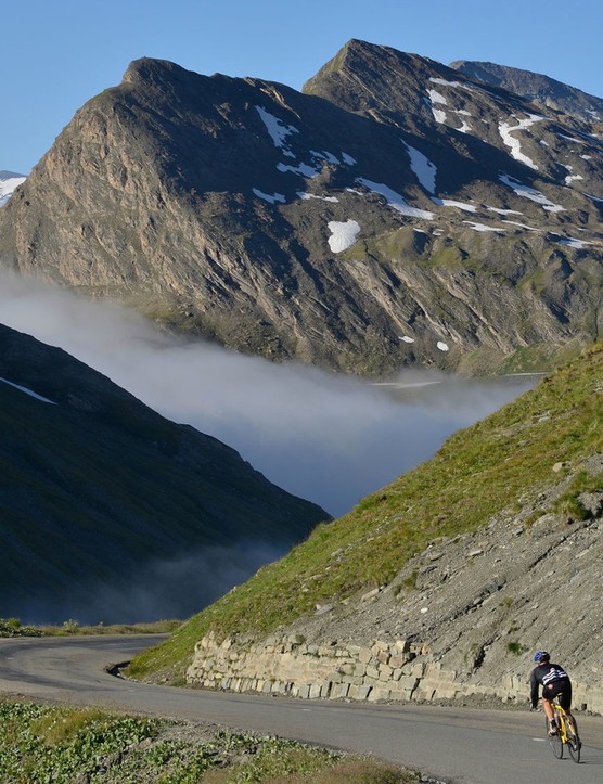 Apprendre à descendre en toute sécurité sur un vélo de route est une compétence importante à apprendre