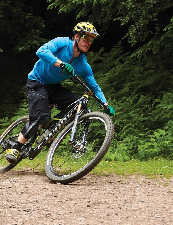 Penchez le vélo sur des virages plats plus que votre corps pour une traction maximale