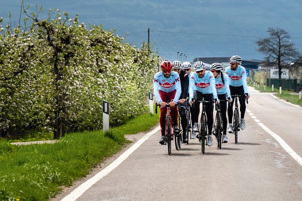 Groupe de cyclistes sur route en descente