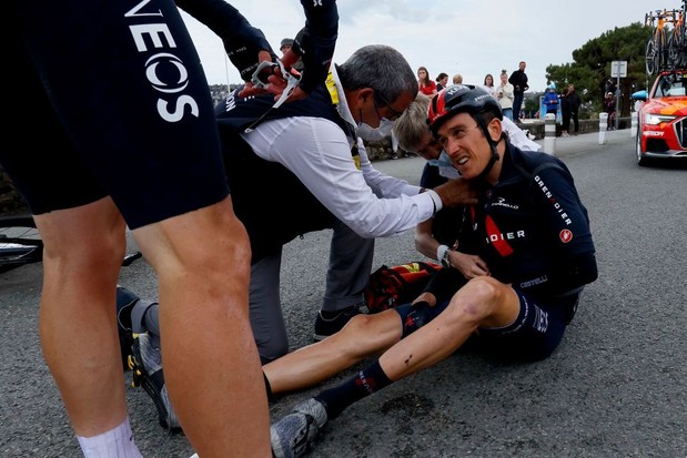 TOPSHOT - Geraint Thomas de Grande-Bretagne de l'équipe Ineos Grenadiers est assis sur la route après s'être écrasé lors de la 3e étape de la 108e édition de la course cycliste du Tour de France, 182 km entre Lorient et Pontivy, le 28 juin 2021. (Photo de Thomas SAMSON / AFP) (Photo de THOMAS SAMSON/AFP via Getty Images)