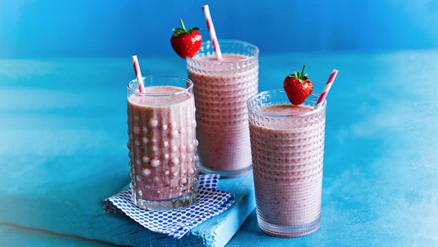 trois smoothies roses avec des pailles