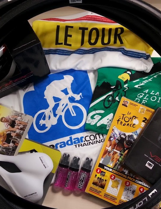 Notre dixième vainqueur du Tour recevra cette récolte exceptionnelle de goodies cyclistes