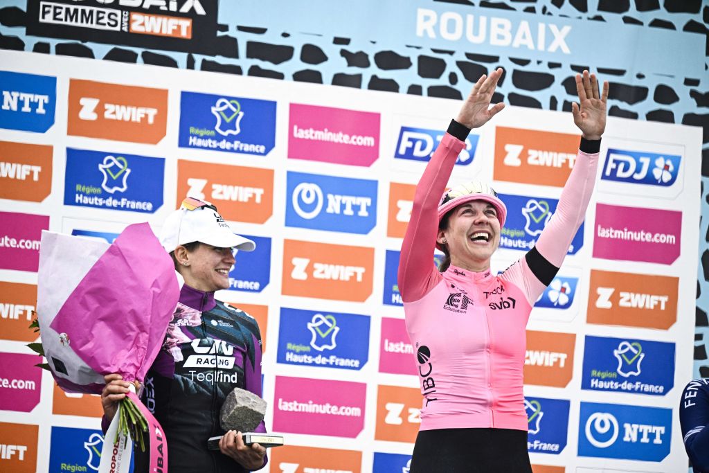 La Canadienne Alison Jackson d'EF EducationTIBCOSVB célèbre après avoir remporté la troisième édition de la course élite féminine de l'événement cycliste ParisRoubaix 1454 km de Denain à Roubaix France le samedi 08 avril 2023 BELGA PHOTO JASPER JACOBS Photo par JASPER JACOBS BELGA MAG Belga via AFP Photo par JASPER JACOBSBELGA MAGAFP via Getty Images