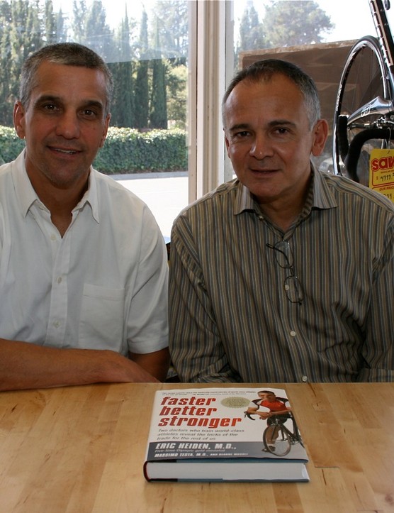 Les médecins sportifs Eric Heiden (L) et Max Testa signent des copies de leur livre au Bicycle Outfitter à Los Altos, Californie, le 13 septembre.