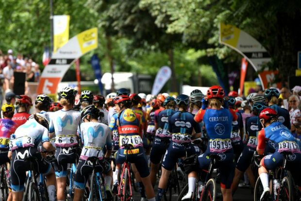 The peloton, a mix of Women