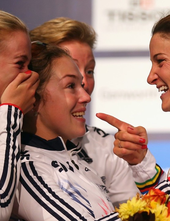 Armitstead est félicitée par ses coéquipières pour les Championnats du monde 2015