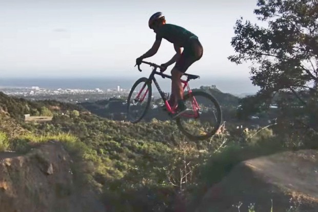 Prenez 49 secondes pour regarder le mauvais vélo frapper les bonnes lignes