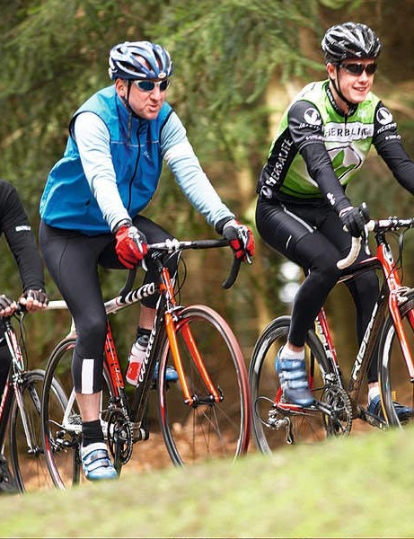 Rouler dans un peloton de cyclistes peut être rapide et amusant, mais il y a des règles à respecter