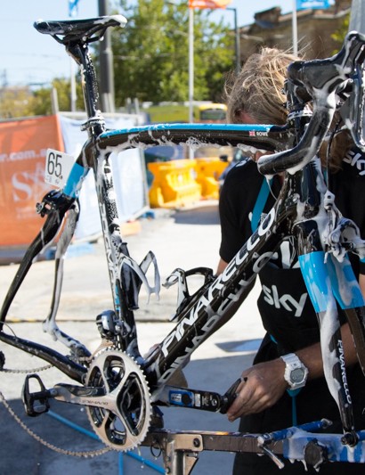 Le nettoyage représente la majorité du temps d'un mécanicien.  Un vélo propre est moins susceptible de souffrir d'usure, donc les vélos sont nettoyés tous les jours