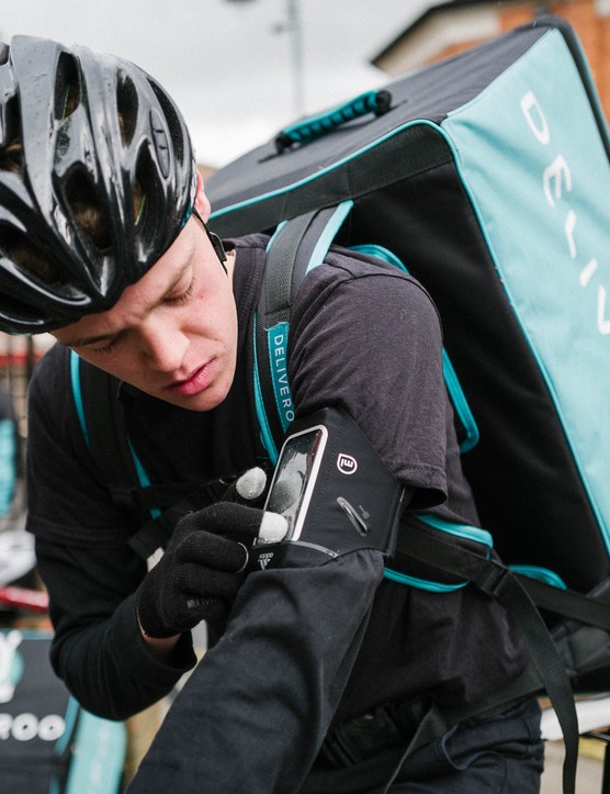 Qu'est-ce que ça fait d'enfiler un pack Deliveroo pour la soirée ?  Un cavalier raconte sa journée