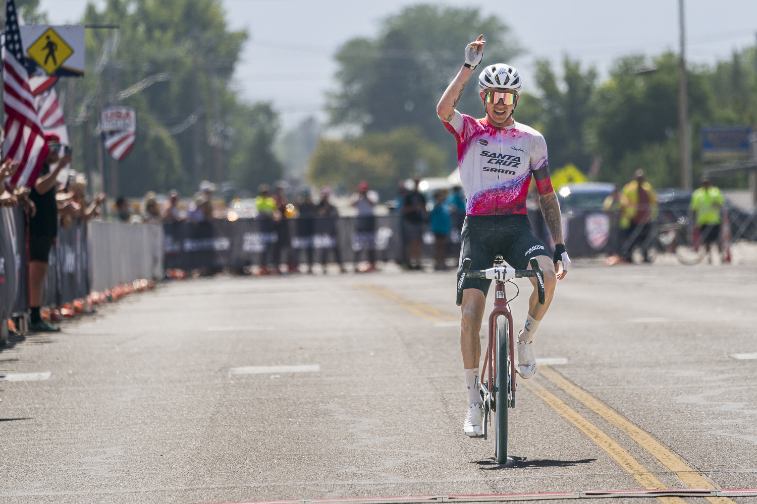 Keegan Swenson (Santa Cruz Bicycles-SRAM) remporte la victoire des hommes élites aux premiers championnats américains de cyclisme sur gravier