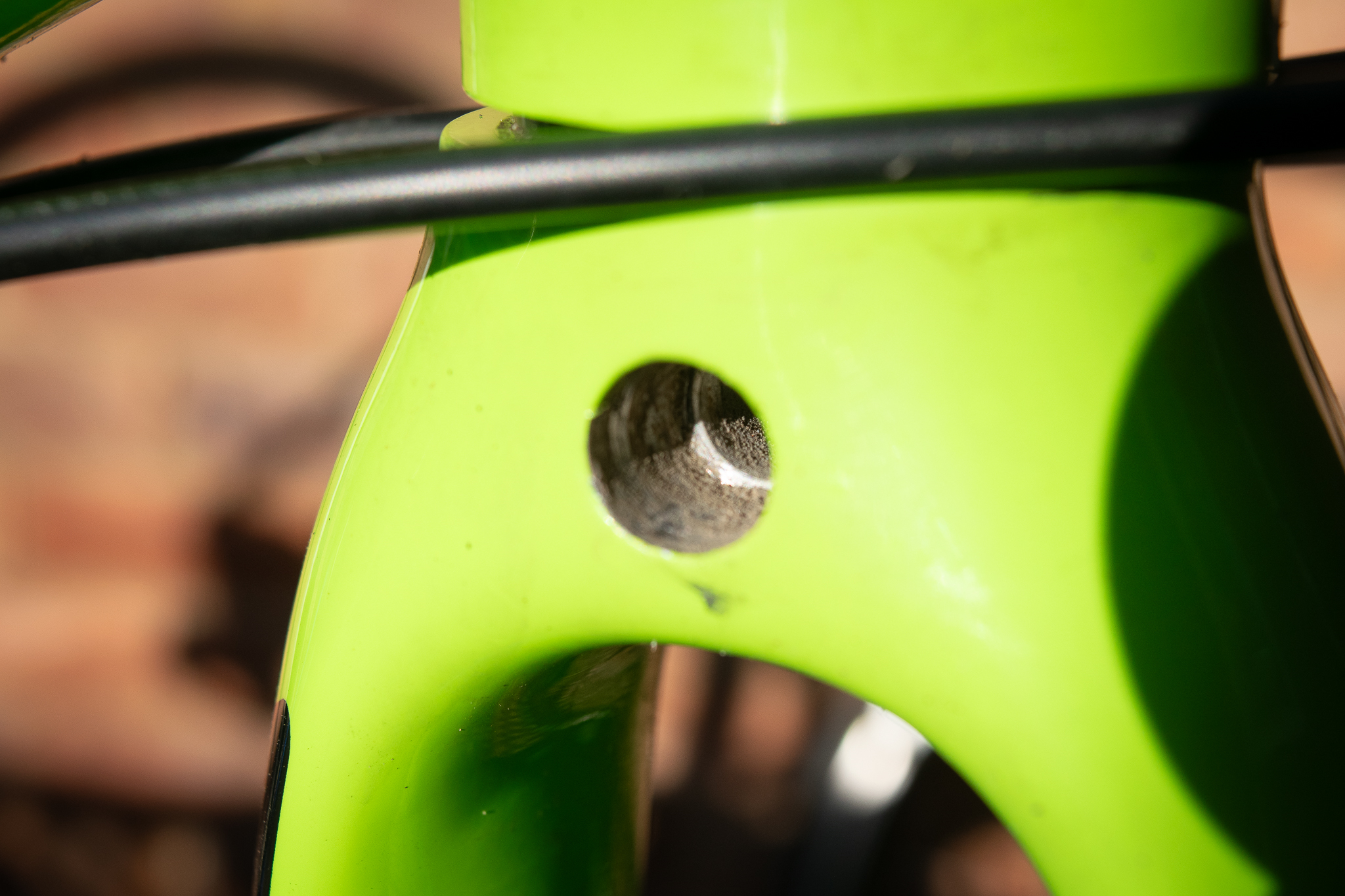 Une course de couronne de fourche avec de la rouille et de la corrosion