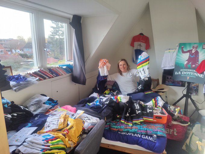 Annemiek van Vleuten shows of her 2023 attic auction