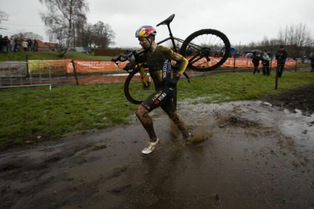 Wout van Aert takes on Mathieu van der Poel at Zilvermeercross on Friday