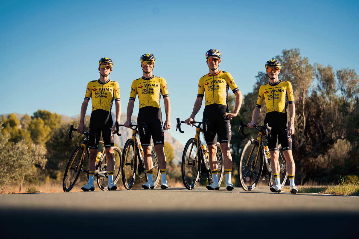 Visma-Lease a Bike stick en jaune et noir avec un nouveau kit pour 2024