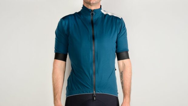 Test Santini Adapt Shell : La veste à manches courtes avec manchettes incluses