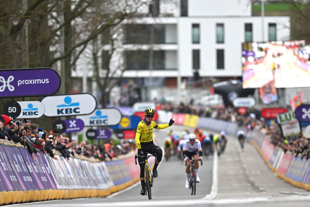 NINOVE BELGIQUE 24 FÉVRIER Le vainqueur de la course Jan Tratnik de Slovénie et l'équipe Visma Lease A Bike et Nils Politt d'Allemagne et l'équipe des Émirats arabes unis sprintent sur la ligne d'arrivée lors du 79e Omloop Het Nieuwsblad 2024 Mens Elite, une course d'une journée de 2022 km de Gand à Ninove UCIWT en février 24 2024 à Ninove Belgique Photo de Luc ClaessenGetty Images