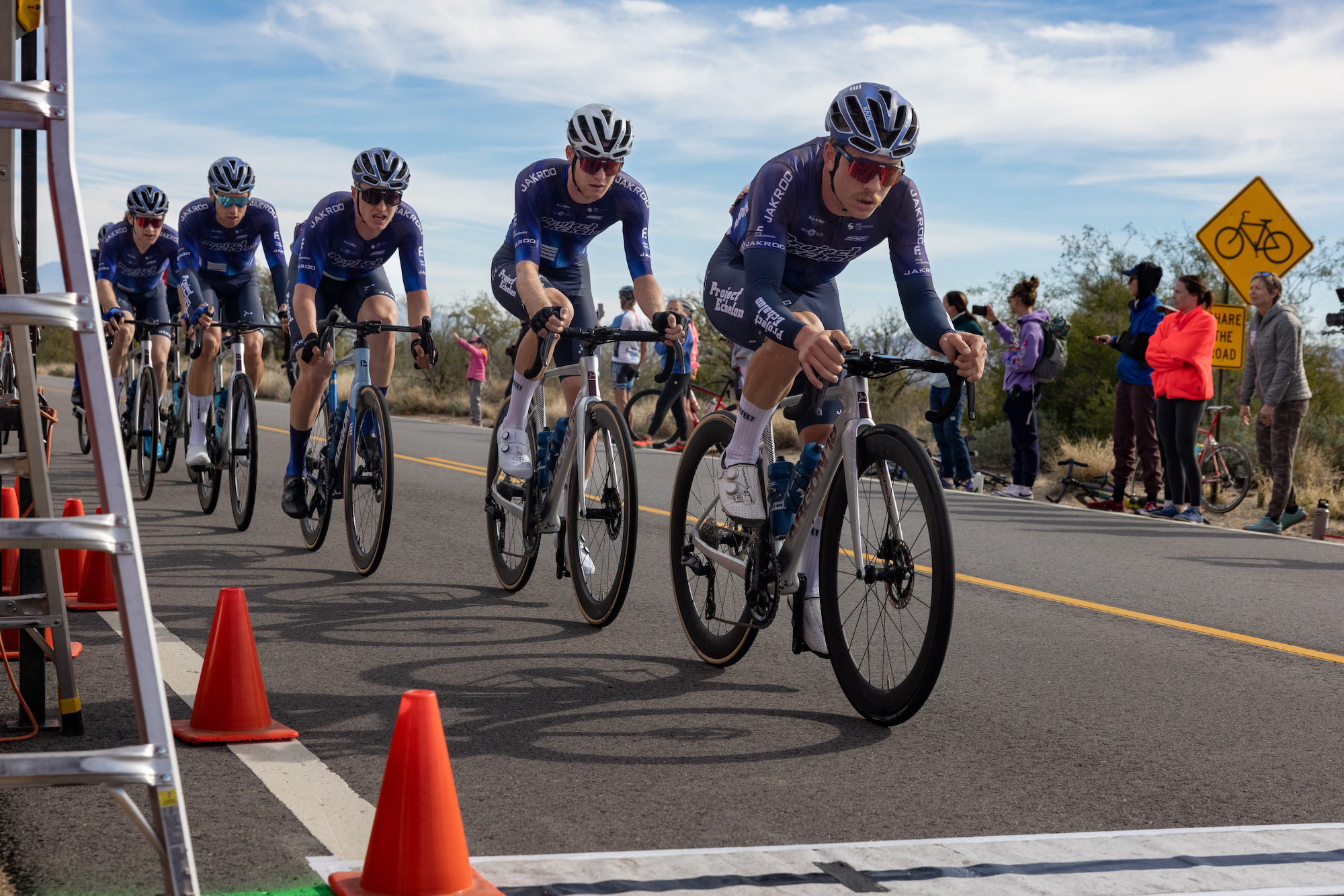 Project Echelon Racing lors de la course sur route Sahuarita de l'étape 2 au Tucson Bicycle Classic 2024