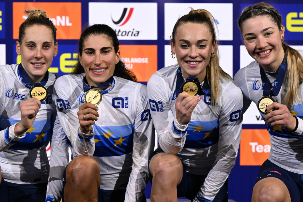 Vittoria Guazzini (à gauche), première en Italie, Elisa Balsamo en Italie, Letizia Paternoster en Italie et Martina Fidanza en Italie célèbrent et posent avec des médailles d'or sur le podium pour la course finale de la poursuite par équipe féminine lors de la deuxième journée des Championnats d'Europe de cyclisme sur piste de l'UEC à l'Omnisport arène couverte d'Apeldoorn, le 11 janvier 2024. (Photo de JOHN THYS / AFP)