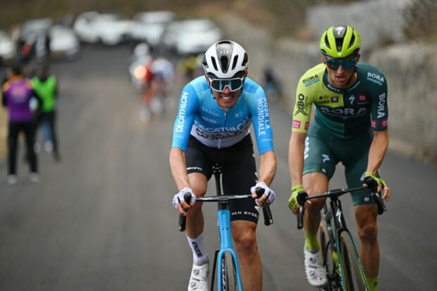 Ben O’Connor (Decathlon-Ag2R La Mondiale) with compatriot Jai Hindley (Bora-Hansgrohe) on his wheel