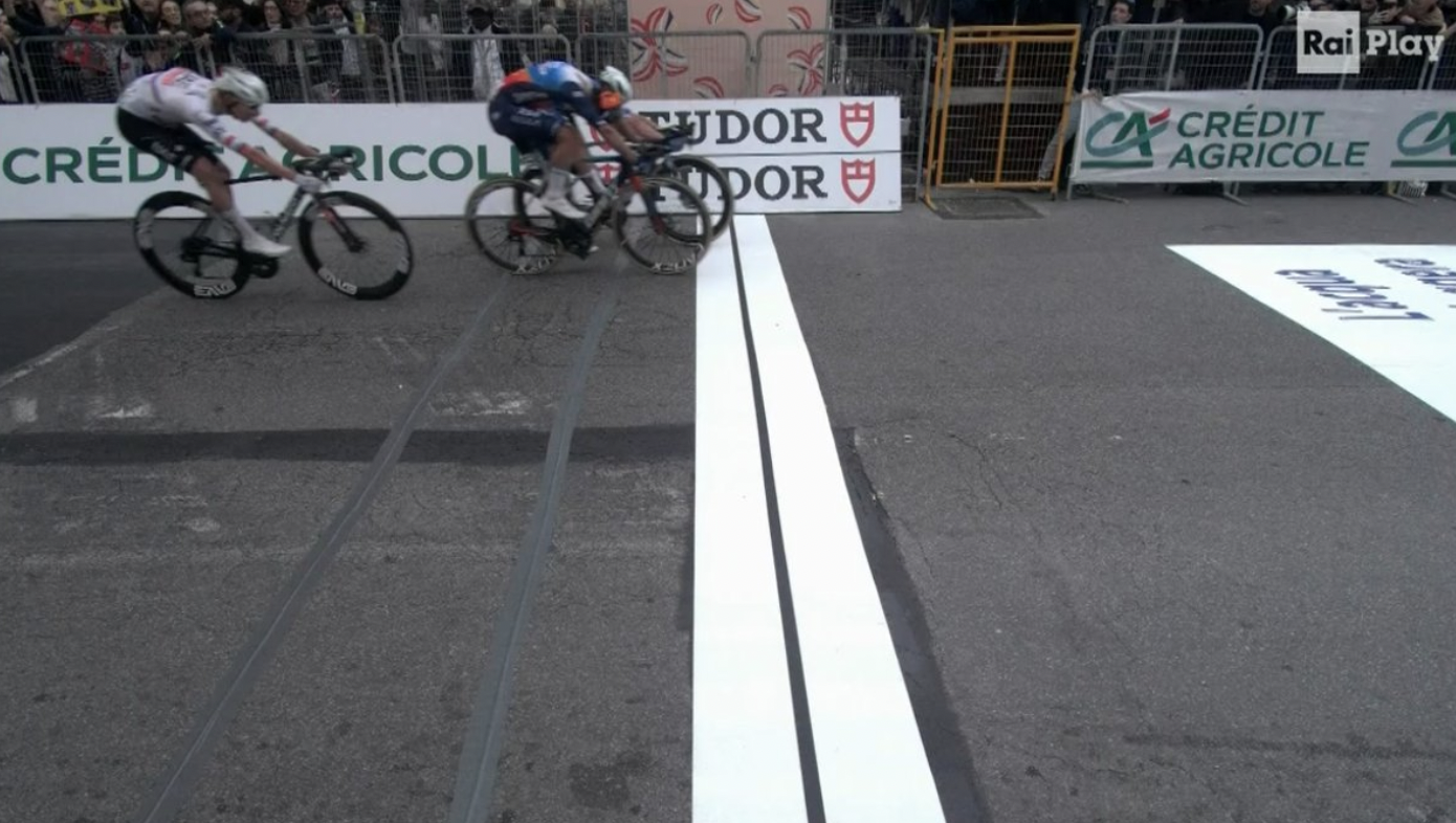 Une photo de l'arrivée du sprint à la fin du Milan-San Remo 2024