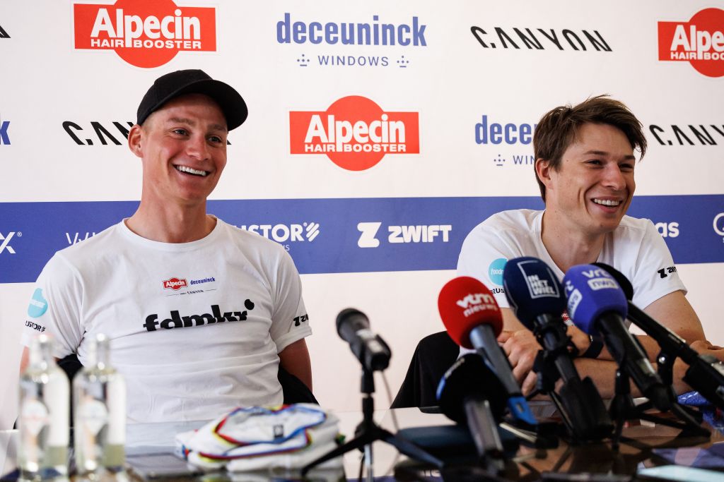 Mathieu van der Poel et Jasper Philipsen étaient tout sourire vendredi lors de la conférence de presse d'Alpecin-Deceuninck avant Paris-Roubaix.