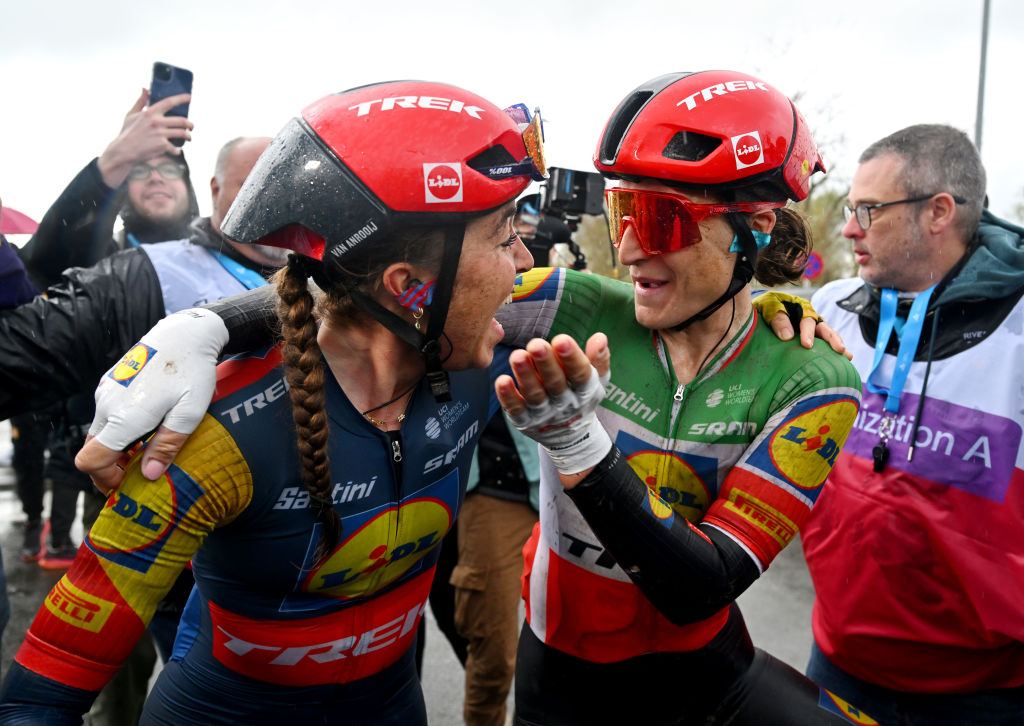 Shirin van Anrooij et Elisa Longo Borghini de Lidl-Trek célèbrent leur podium au Tour des Flandres