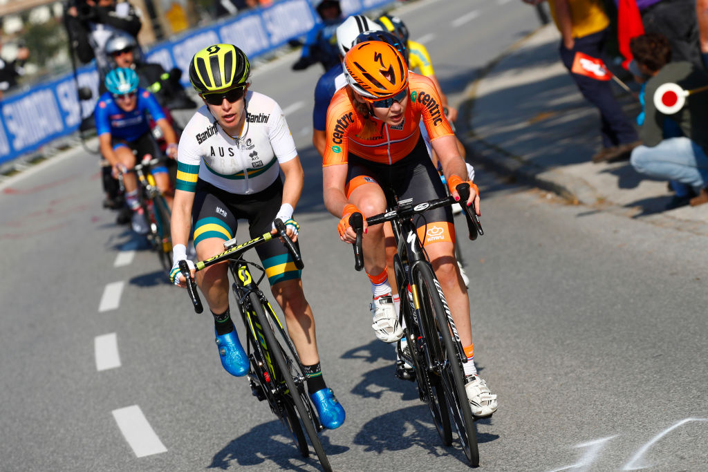 Amanda Spratt (Australie) aux côtés d'Anna van der Breggen (Pays-Bas) aux Championnats du monde sur route 2018, où l'Australienne a remporté l'argent