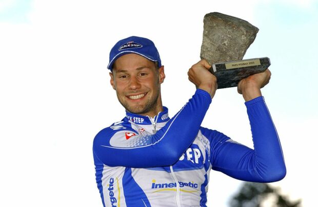 Tom Boonen celebrates victory in Paris-Roubaix 2005