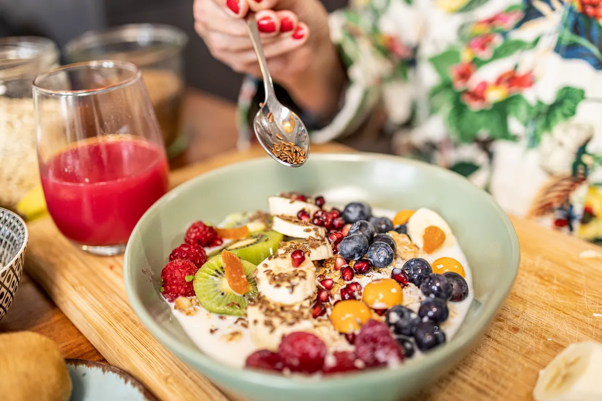 gros plan d'un petit-déjeuner sain - bol de superaliments avec yaourt et fruits