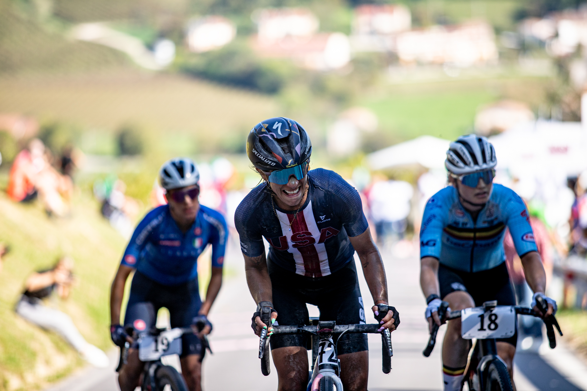 Sarah Sturm (USA) dans la course élite féminine aux Championnats du monde Gravel 2023 en Italie le samedi 7 octobre