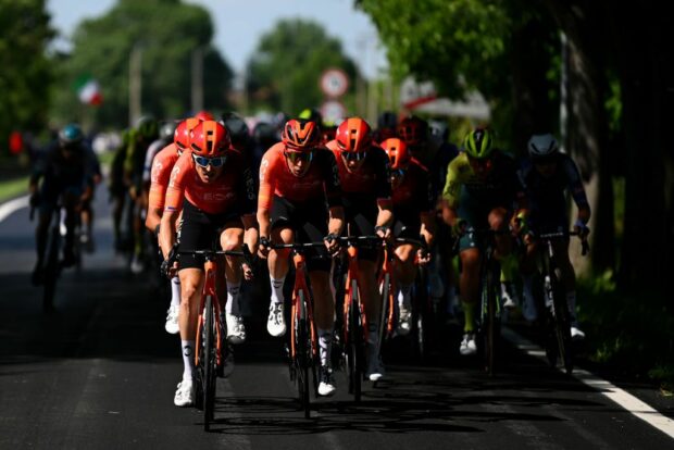 Geraint Thomas creates echelons through the crosswinds on stage 13 at the Giro d