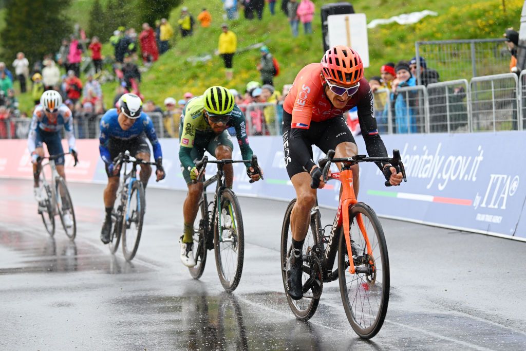 Geraint Thomas leads home Dani Martínez, Einer Rubio, and Romain Bardet atop the Passo Brocon on stage 17 of the Giro d